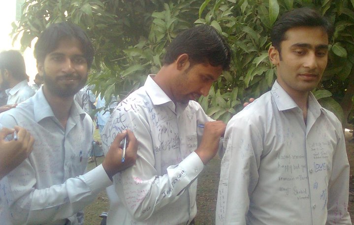 The Last Day in University – Memories Written on Shirts and Hearts