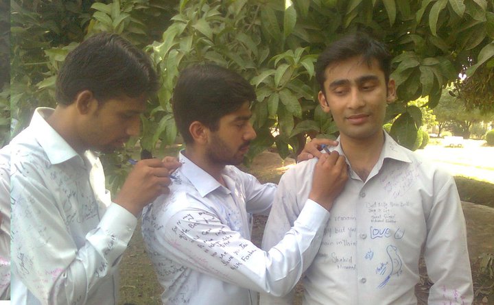 The Last Day in University – Memories Written on Shirts and Hearts